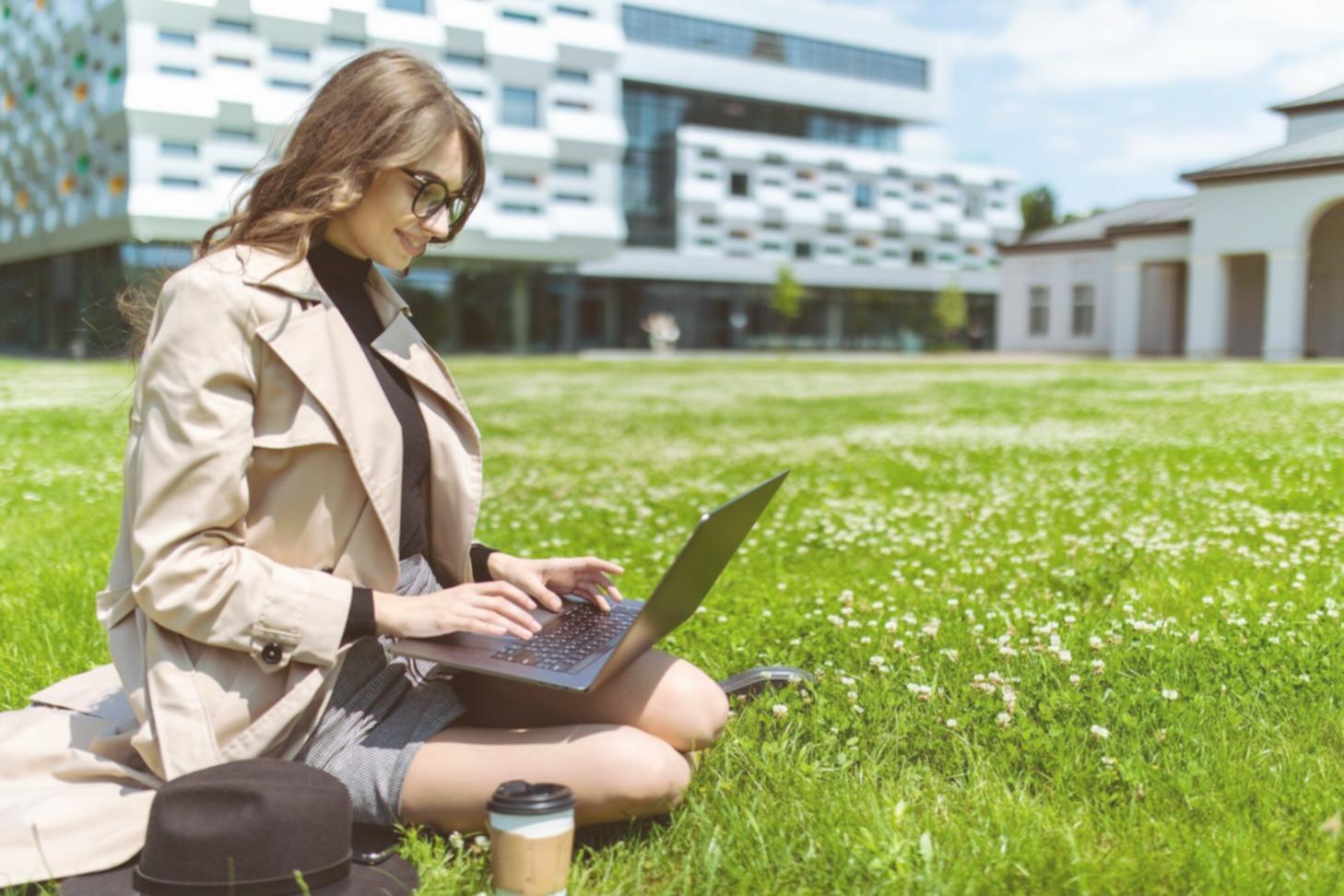 Suasana sesi diskusi kelompok dalam program pelatihan analisis profitabilitas dengan peserta yang aktif berinteraksi