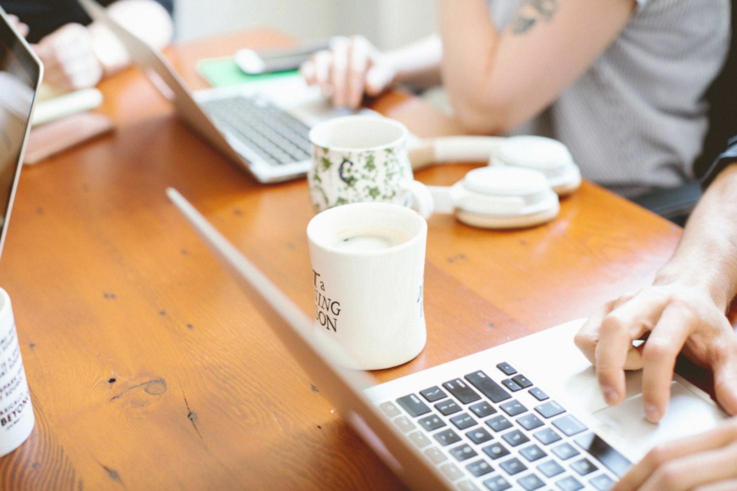 Presentasi laporan keuangan dengan grafik pertumbuhan bisnis